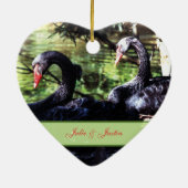 Mates for Life Black Swans 1st kerstversiering Keramisch Ornament (Achterkant)