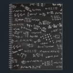 Mathematica Blackboard-vergelijkingen Formulas Spi Notitieboek<br><div class="desc">Blackboard met formules voor wiskunde. Laat iedereen weten hoeveel je van wiskunde houdt of een groot geschenk voor het wetenschappelijk en wiskundig bewuste.</div>