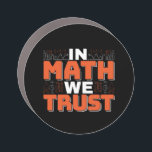 Mathematics Teacher Quote - In Wiskunde vertrouwen Automagneet<br><div class="desc">In Wiskunde vertrouwen we op schattige wiskunde,  liefdesgetallen,  formule art citaat gezegde met een religieus tintje voor wiskundige,  belastingaccountant of lerarenwaardering. > Schattige voor de student van het het laboratoriumlaboratorium van de universiteitsingenieur,  computerprogrammeur of vrij denkersaantal minnaar geek. > Personaliseer het! Voeg een aangepaste naam,  foto of tekst toe.</div>