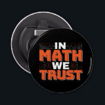 Mathematics Teacher Quote - In Wiskunde vertrouwen Button Flesopener<br><div class="desc">In Wiskunde vertrouwen we op schattige wiskunde,  liefdesgetallen,  formule art citaat gezegde met een religieus tintje voor wiskundige,  belastingaccountant of lerarenwaardering. > Schattige voor de student van het het laboratoriumlaboratorium van de universiteitsingenieur,  computerprogrammeur of vrij denkersaantal minnaar geek. > Personaliseer het! Voeg een aangepaste naam,  foto of tekst toe.</div>