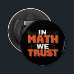 Mathematics Teacher Quote - In Wiskunde vertrouwen Button Flesopener<br><div class="desc">In Wiskunde vertrouwen we op schattige wiskunde,  liefdesgetallen,  formule art citaat gezegde met een religieus tintje voor wiskundige,  belastingaccountant of lerarenwaardering. > Schattige voor de student van het het laboratoriumlaboratorium van de universiteitsingenieur,  computerprogrammeur of vrij denkersaantal minnaar geek. > Personaliseer het! Voeg een aangepaste naam,  foto of tekst toe.</div>