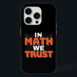 Mathematics Teacher Quote - In Wiskunde vertrouwen iPhone 15 Pro Case<br><div class="desc">In Wiskunde vertrouwen we op schattige wiskunde,  liefdesgetallen,  formule art citaat gezegde met een religieus tintje voor wiskundige,  belastingaccountant of lerarenwaardering. > Schattige voor de student van het het laboratoriumlaboratorium van de universiteitsingenieur,  computerprogrammeur of vrij denkersaantal minnaar geek. > Personaliseer het! Voeg een aangepaste naam,  foto of tekst toe.</div>