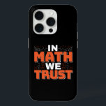 Mathematics Teacher Quote - In Wiskunde vertrouwen iPhone 15 Pro Case<br><div class="desc">In Wiskunde vertrouwen we op schattige wiskunde,  liefdesgetallen,  formule art citaat gezegde met een religieus tintje voor wiskundige,  belastingaccountant of lerarenwaardering. > Schattige voor de student van het het laboratoriumlaboratorium van de universiteitsingenieur,  computerprogrammeur of vrij denkersaantal minnaar geek. > Personaliseer het! Voeg een aangepaste naam,  foto of tekst toe.</div>