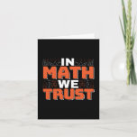 Mathematics Teacher Quote - In Wiskunde vertrouwen Kaart<br><div class="desc">In Wiskunde vertrouwen we op schattige wiskunde,  liefdesgetallen,  formule art citaat gezegde met een religieus tintje voor wiskundige,  belastingaccountant of lerarenwaardering. > Schattige voor de student van het het laboratoriumlaboratorium van de universiteitsingenieur,  computerprogrammeur of vrij denkersaantal minnaar geek. > Personaliseer het! Voeg een aangepaste naam,  foto of tekst toe.</div>