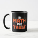 Mathematics Teacher Quote - In Wiskunde vertrouwen Mok<br><div class="desc">In Wiskunde vertrouwen we op schattige wiskunde,  liefdesgetallen,  formule art citaat gezegde met een religieus tintje voor wiskundige,  belastingaccountant of lerarenwaardering. > Schattige voor de student van het het laboratoriumlaboratorium van de universiteitsingenieur,  computerprogrammeur of vrij denkersaantal minnaar geek. > Personaliseer het! Voeg een aangepaste naam,  foto of tekst toe.</div>