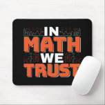 Mathematics Teacher Quote - In Wiskunde vertrouwen Muismat<br><div class="desc">In Wiskunde vertrouwen we op schattige wiskunde,  liefdesgetallen,  formule art citaat gezegde met een religieus tintje voor wiskundige,  belastingaccountant of lerarenwaardering. > Schattige voor de student van het het laboratoriumlaboratorium van de universiteitsingenieur,  computerprogrammeur of vrij denkersaantal minnaar geek. > Personaliseer het! Voeg een aangepaste naam,  foto of tekst toe.</div>