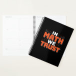 Mathematics Teacher Quote - In Wiskunde vertrouwen Planner<br><div class="desc">In Wiskunde vertrouwen we op schattige wiskunde,  liefdesgetallen,  formule art citaat gezegde met een religieus tintje voor wiskundige,  belastingaccountant of lerarenwaardering. > Schattige voor de student van het het laboratoriumlaboratorium van de universiteitsingenieur,  computerprogrammeur of vrij denkersaantal minnaar geek. > Personaliseer het! Voeg een aangepaste naam,  foto of tekst toe.</div>