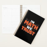 Mathematics Teacher Quote - In Wiskunde vertrouwen Planner<br><div class="desc">In Wiskunde vertrouwen we op schattige wiskunde,  liefdesgetallen,  formule art citaat gezegde met een religieus tintje voor wiskundige,  belastingaccountant of lerarenwaardering. > Schattige voor de student van het het laboratoriumlaboratorium van de universiteitsingenieur,  computerprogrammeur of vrij denkersaantal minnaar geek. > Personaliseer het! Voeg een aangepaste naam,  foto of tekst toe.</div>