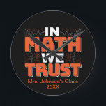 Mathematics Teacher Quote - In Wiskunde vertrouwen Ronde Klok<br><div class="desc">In Wiskunde vertrouwen we op schattige wiskunde,  liefdesgetallen,  formule art citaat gezegde met een religieus tintje voor wiskundige,  belastingaccountant of lerarenwaardering. > Schattige voor de student van het het laboratoriumlaboratorium van de universiteitsingenieur,  computerprogrammeur of vrij denkersaantal minnaar geek. > Personaliseer het! Voeg een aangepaste naam,  foto of tekst toe.</div>