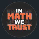 Mathematics Teacher Quote - In Wiskunde vertrouwen Ronde Sticker<br><div class="desc">In Wiskunde vertrouwen we op schattige wiskunde,  liefdesgetallen,  formule art citaat gezegde met een religieus tintje voor wiskundige,  belastingaccountant of lerarenwaardering. > Schattige voor de student van het het laboratoriumlaboratorium van de universiteitsingenieur,  computerprogrammeur of vrij denkersaantal minnaar geek. > Personaliseer het! Voeg een aangepaste naam,  foto of tekst toe.</div>