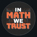 Mathematics Teacher Quote - In Wiskunde vertrouwen Ronde Sticker<br><div class="desc">In Wiskunde vertrouwen we op schattige wiskunde,  liefdesgetallen,  formule art citaat gezegde met een religieus tintje voor wiskundige,  belastingaccountant of lerarenwaardering. > Schattige voor de student van het het laboratoriumlaboratorium van de universiteitsingenieur,  computerprogrammeur of vrij denkersaantal minnaar geek. > Personaliseer het! Voeg een aangepaste naam,  foto of tekst toe.</div>