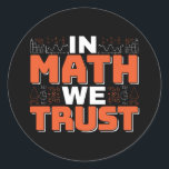 Mathematics Teacher Quote - In Wiskunde vertrouwen Ronde Sticker<br><div class="desc">In Wiskunde vertrouwen we op schattige wiskunde,  liefdesgetallen,  formule art citaat gezegde met een religieus tintje voor wiskundige,  belastingaccountant of lerarenwaardering. > Schattige voor de student van het het laboratoriumlaboratorium van de universiteitsingenieur,  computerprogrammeur of vrij denkersaantal minnaar geek. > Personaliseer het! Voeg een aangepaste naam,  foto of tekst toe.</div>