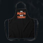Mathematics Teacher Quote - In Wiskunde vertrouwen Schort<br><div class="desc">In Wiskunde vertrouwen we op schattige wiskunde,  liefdesgetallen,  formule art citaat gezegde met een religieus tintje voor wiskundige,  belastingaccountant of lerarenwaardering. > Schattige voor de student van het het laboratoriumlaboratorium van de universiteitsingenieur,  computerprogrammeur of vrij denkersaantal minnaar geek. > Personaliseer het! Voeg een aangepaste naam,  foto of tekst toe.</div>