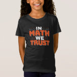 Mathematics Teacher Quote - In Wiskunde vertrouwen T-shirt<br><div class="desc">In Wiskunde vertrouwen we op schattige wiskunde,  liefdesgetallen,  formule art citaat gezegde met een religieus tintje voor wiskundige,  belastingaccountant of lerarenwaardering. > Schattige voor de student van het het laboratoriumlaboratorium van de universiteitsingenieur,  computerprogrammeur of vrij denkersaantal minnaar geek. > Personaliseer het! Voeg een aangepaste naam,  foto of tekst toe.</div>