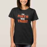 Mathematics Teacher Quote - In Wiskunde vertrouwen T-shirt<br><div class="desc">In Wiskunde vertrouwen we op schattige wiskunde,  liefdesgetallen,  formule art citaat gezegde met een religieus tintje voor wiskundige,  belastingaccountant of lerarenwaardering. > Schattige voor de student van het het laboratoriumlaboratorium van de universiteitsingenieur,  computerprogrammeur of vrij denkersaantal minnaar geek. > Personaliseer het! Voeg een aangepaste naam,  foto of tekst toe.</div>