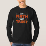 Mathematics Teacher Quote - In Wiskunde vertrouwen T-shirt<br><div class="desc">In Wiskunde vertrouwen we op schattige wiskunde,  liefdesgetallen,  formule art citaat gezegde met een religieus tintje voor wiskundige,  belastingaccountant of lerarenwaardering. > Schattige voor de student van het het laboratoriumlaboratorium van de universiteitsingenieur,  computerprogrammeur of vrij denkersaantal minnaar geek. > Personaliseer het! Voeg een aangepaste naam,  foto of tekst toe.</div>