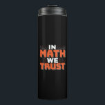 Mathematics Teacher Quote - In Wiskunde vertrouwen Thermosbeker<br><div class="desc">In Wiskunde vertrouwen we op schattige wiskunde,  liefdesgetallen,  formule art citaat gezegde met een religieus tintje voor wiskundige,  belastingaccountant of lerarenwaardering. > Schattige voor de student van het het laboratoriumlaboratorium van de universiteitsingenieur,  computerprogrammeur of vrij denkersaantal minnaar geek. > Personaliseer het! Voeg een aangepaste naam,  foto of tekst toe.</div>