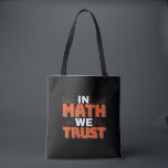 Mathematics Teacher Quote - In Wiskunde vertrouwen Tote Bag<br><div class="desc">In Wiskunde vertrouwen we op schattige wiskunde,  liefdesgetallen,  formule art citaat gezegde met een religieus tintje voor wiskundige,  belastingaccountant of lerarenwaardering. > Schattige voor de student van het het laboratoriumlaboratorium van de universiteitsingenieur,  computerprogrammeur of vrij denkersaantal minnaar geek. > Personaliseer het! Voeg een aangepaste naam,  foto of tekst toe.</div>
