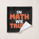 Mathematics Teacher Quote - In Wiskunde vertrouwen Washandje<br><div class="desc">In Wiskunde vertrouwen we op schattige wiskunde,  liefdesgetallen,  formule art citaat gezegde met een religieus tintje voor wiskundige,  belastingaccountant of lerarenwaardering. > Schattige voor de student van het het laboratoriumlaboratorium van de universiteitsingenieur,  computerprogrammeur of vrij denkersaantal minnaar geek. > Personaliseer het! Voeg een aangepaste naam,  foto of tekst toe.</div>