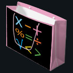 Mathematics Wiskunde Symbol Wiskunde Groot Cadeauzakje<br><div class="desc">Mathematics Wiskunde Symbol Wiskunde Large Gift Bag origineel ontwerp van Nisha Prabhu. Schenk uw favoriete wiskunde liefhebber met onze opvallende "Wiskunde Grote Gift Bag"! Deze prachtig ontworpen tas is versierd met een scala aan levendige wiskunde symbolen, waardoor het ideaal is voor elke gelegenheid - van verjaardagen tot afstuderen. Of je...</div>