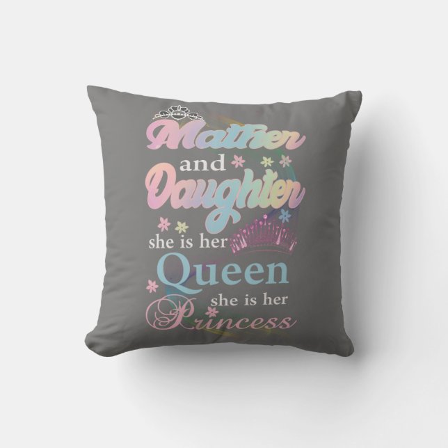 Mather en dochter is haar koningin. kussen (Voorkant)