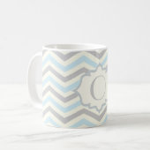 Matig babyblauw, grijs, ivoorchevron patroon koffiemok (Voorkant links)