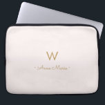 Matig Blush Pink Gold Script Monogram Laptop Sleeve<br><div class="desc">Een modern,  elegant monogram ontwerp met gouden handgeschreven,  minimalistische scripttypografie en sans serif bloktypografie op een elegante bleke pastelroze achtergrond. Het monogram en de naam kunnen gemakkelijk worden gepersonaliseerd.</div>