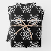 Matig cadeau voor zwarte en witte kerstsnowflakes inpakpapier vel (In situ)