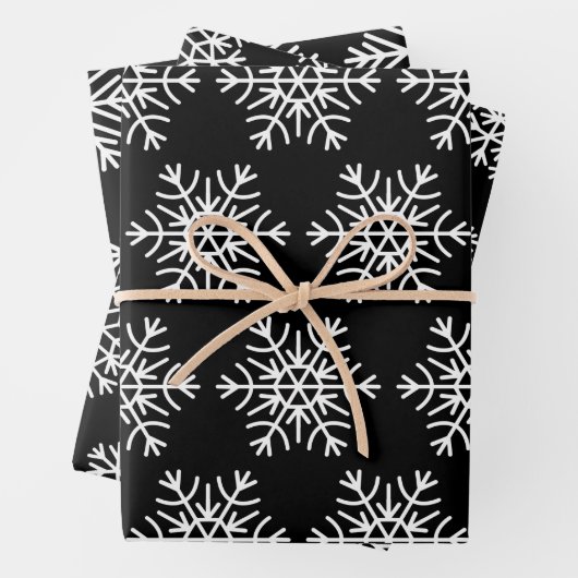 Matig cadeau voor zwarte en witte kerstsnowflakes inpakpapier vel (In situ)