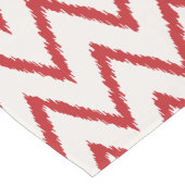 Matig chic textured Red ikat chevron Patroon Korte Tafelloper (Hoek)