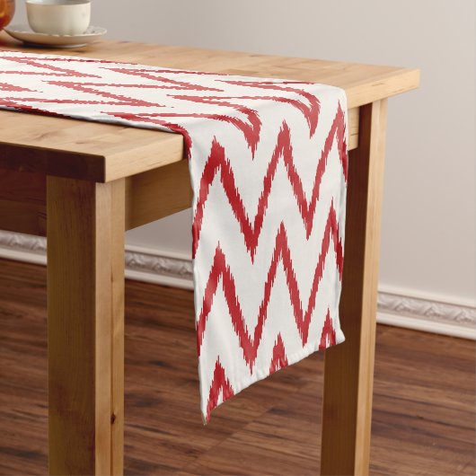 Matig chic textured Red ikat chevron Patroon Korte Tafelloper (Voorbeeld)