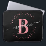 Matig eenvoudig 'Girly Pink Black Monogram script Laptop Sleeve<br><div class="desc">Meisjes, modern, trendy, elegant, wazige roze en zwart, wit monogram initiaal, met speciale, op maat gesneden laptophoes. Met een monogram initiaal en een meisjesnaamscript in een handgeschreven lettertype met kalligrafie met spoelstaart en een gestippeld cirkelvormig lijst rond uw monogram. Perfect vrouwelijk cadeau voor zus, moeder, vriendin, verjaardag, bruiloft, vrijgezellenfeest, zoete...</div>