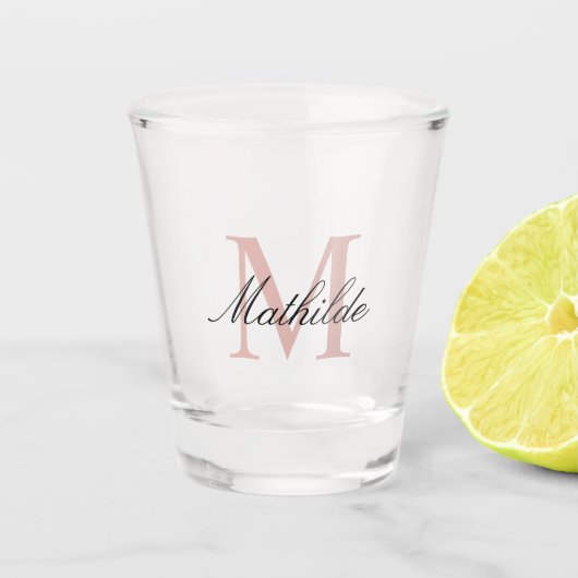Matig en elegant roze gepersonaliseerd Monogram Shot Glas (Voorkant)