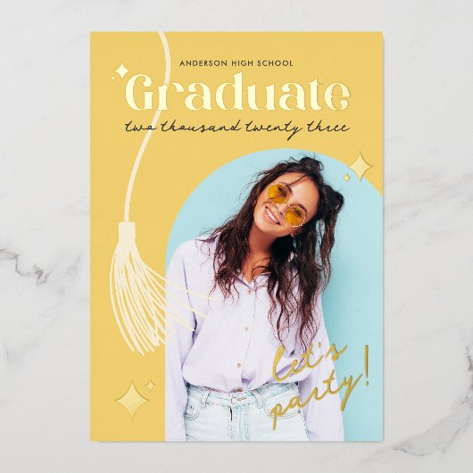 Matig en Retro Yellow Sparkle Afstuderen Folie Uitnodiging (Voorkant)