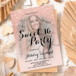 Matig faux roos goud glitter ombre foto Sweet 16 Kaart<br><div class="desc">Een modern,   faux roos goudglitter douchecombre met pastelzwart roze kleurenblok Sweet 16 verjaardagsfeestuitnodiging met uw aangepaste foto met een goudvormig roos-patroon dat op een roze achtergrond vervaagt. Perfect voor een prinses Sweet-zestien,  perfect voor haar,  de fashionista die van modern patroon en glam houdt</div>