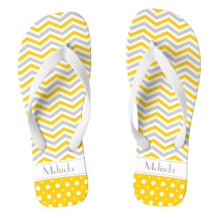 Matig gele, grijze, witte chevron- en polkadop teenslippers