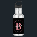 Matig Girly Black Pink Name Script Monogramed Waterfles<br><div class="desc">Meisjes, minimalistisch, modern, elegant, zwart en roze monogram initiaal, naamscript aangepast op maat van monogrammed water fles. Met een monogram initiaal en een girale naam handtekeningscript in een handgeschreven calligrafie lettertype met spoelstaart en gestippeld cirkelvormig lijst rond uw monogram. Perfect vrouwelijk geschenk voor vriendin, zus, moeder, verjaardag, bruiloft, vrijgezellenfeest, zoete...</div>