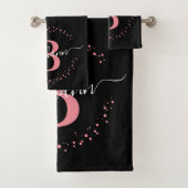 Matig Girly Pink Black Name Script Monogramed Bad Handdoek (Insitu)