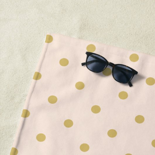 Matig Girly Pink en Gold Polka Dots Pattern Strandlaken (In situ)