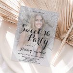 Matig gladde zilveren glitter ombre foto Sweet 16 Kaart<br><div class="desc">Een moderne,   faux zorgt voor een glitter douchecombre met grijs kleurenblok Sweet 16 verjaardagsfeestuitnodigingen met uw aangepaste foto met een zilver ombre-patroon dat vervaagt op een grijze achtergrond.</div>