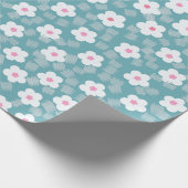 Matig lichtblauw wit bloempatroon cadeaupapier (Hoek)