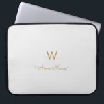Matig Light Grey Gold Script Monogram Laptop Sleeve<br><div class="desc">Een modern,  elegant monogram ontwerp met gouden handgeschreven,  minimalistische scripttypografie en sans serif bloktypografie op een elegante bleke lichtgrijze achtergrond. Het monogram en de naam kunnen gemakkelijk worden gepersonaliseerd.</div>