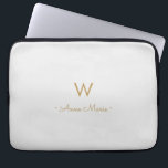 Matig Light Grey Gold Script Monogram Laptop Sleeve<br><div class="desc">Een modern,  elegant monogram ontwerp met gouden handgeschreven,  minimalistische scripttypografie en sans serif bloktypografie op een elegante bleke lichtgrijze achtergrond. Het monogram en de naam kunnen gemakkelijk worden gepersonaliseerd.</div>