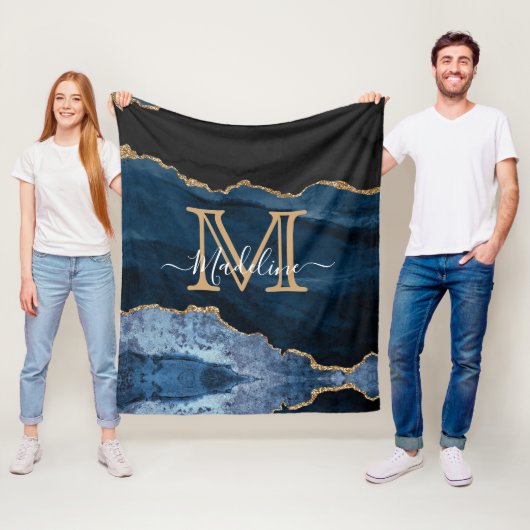 Matig marinesonblauw zwart monogram fleece deken (In situ)
