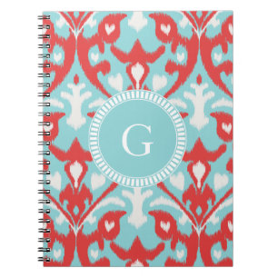 Matig monogram van het rode ikattribaal notitieboek