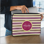 Matig Paars-roze monogram voor meisjesroze Gele St Laptop Sleeve<br><div class="desc">Deze moderne,  dunne laptophoes is voorzien van een kleurrijk gestreept patroon in wit,  geel,  roze en paars met een aangepaste naam en een monogram in overeenkomende kleuren.</div>