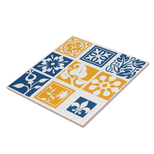 Matig, patchwork, wit, marineblauw, mosterdgeel tegeltje (Zijkant)