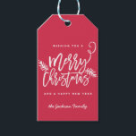 Matig penseelscript, helder kerstcadeau Label rood Cadeaulabel<br><div class="desc">Maak een verbluffende verklaring dit vakantieseizoen met dit stijlvolle,  gepersonaliseerde hangende geschenk label met "Zure Kerstmis" in een doopvont van het borstelmanuscript. Gebruik de aanpassingsknoop voor geavanceerde het uitgeven opties. Koop onze online winkel voor meer stukken in dit ontwerp!</div>