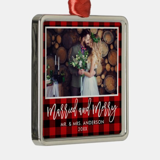 Matig penseelscript, rood, gepolijst, gehuwd en ve metalen ornament (Rechts)