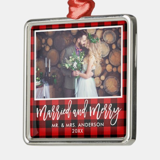 Matig penseelscript, rood, gepolijst, gehuwd en ve metalen ornament (Links)